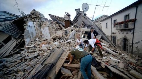 Al menos 38 muertos y decenas de heridos por el fuerte terremoto en Italia
