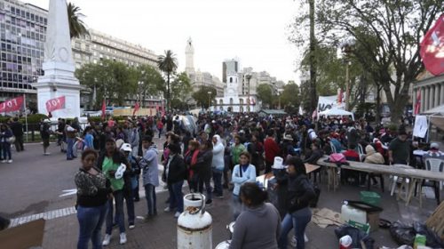 Continúa el acampe en Plaza de Mayo contra el tarifazo y por “trabajo digno”