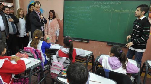 Entregan nuevo mobiliario para más de 20.000 alumnos y docentes
