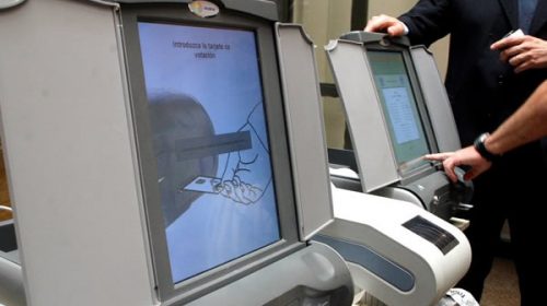 Reforma electoral: casi $3 mil de multa por usar el celular en los lugares de votación