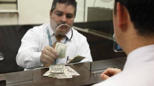 Un banco abrirá el fin de semana para atender blanqueo