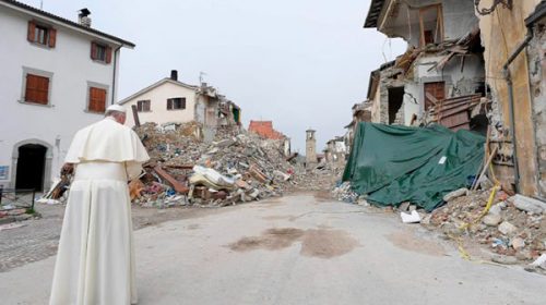 Francisco visitó zonas afectadas por el terremoto en Italia y confortó víctimas