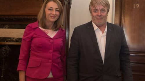 Vera le entregó a Gils Carbó un rosario bendecido por el Papa Vera le entregó a Gils Carbó un rosario bendecido por el Papa