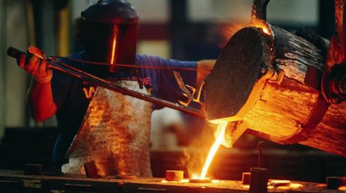 Según FIEL, la industria cayó un 8% en septiembre y acumuló su séptima baja en fila