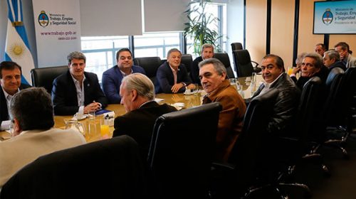 La CGT se reúne con el Gobierno para luego definir si llama al paro general