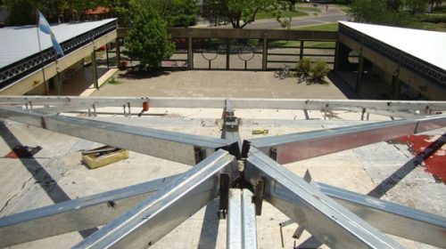 Etapa final de la nueva cubierta de techos para la escuela Nº 68 de Federación
