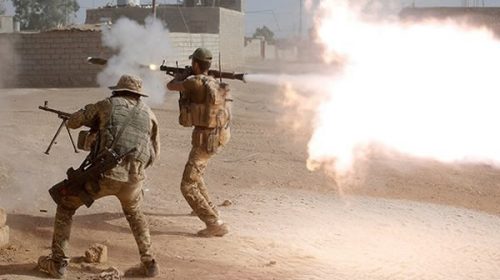 Las fuerzas iraquíes junto a la coalición luchan en las afueras de Mosul contra ISIS