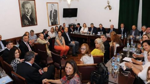 Senadores del PJ se reúnen para debatir el proyecto que modifica Ganancias