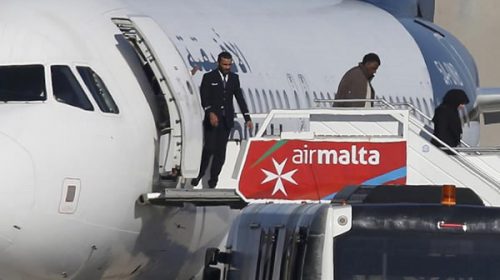 Liberaron a todos los pasajeros del avión secuestrado en Libia y desviado a Malta