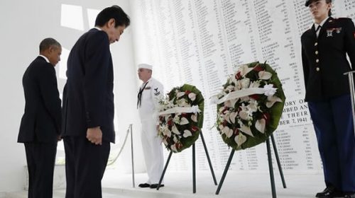 El primer ministro de Japón visitó Pearl Harbor y brindó sus ”condolencias” a las víctimas