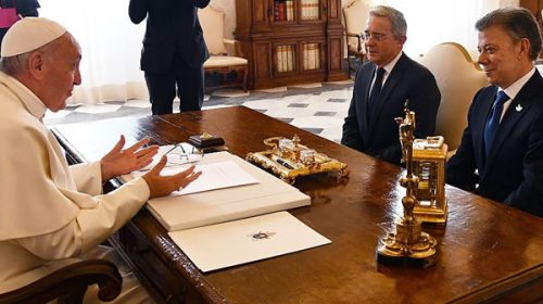 Para fortalecer el acuerdo de paz en Colombia, el Papa recibió a Santos y Uribe