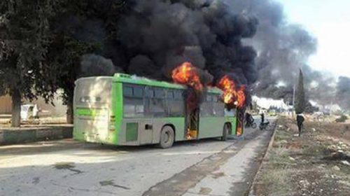 Siria: incendian seis micros humanitarios y frenan otra vez las evacuaciones de Alepo