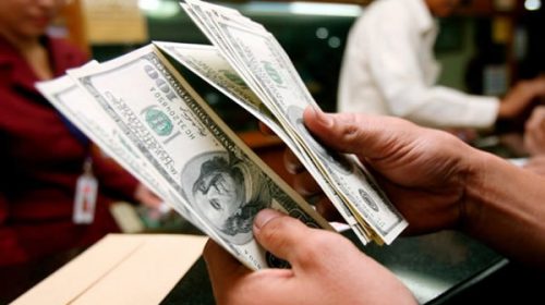 El BCRA eliminó el tope para comprar dólares con efectivo por ventanilla