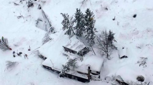 Al menos 30 desaparecidos en un hotel que quedó sepultado por un alud en Italia