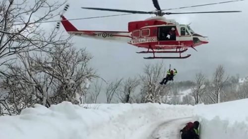 Hallan con vida a ocho personas del hotel italiano sepultado por un alud