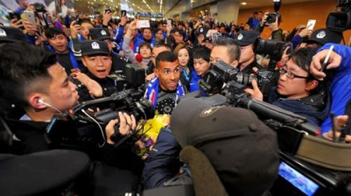 Tevez desató la euforia de una multitud en su llegada a China