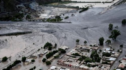 Dos muertos y más de 1.000 evacuados tras alud de barro y piedra en Jujuy