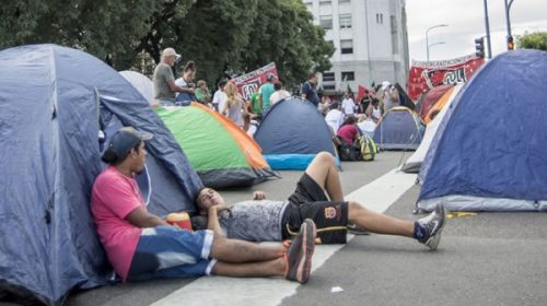 Organizaciones sociales que acamparon en la 9 de Julio se trasladaron a Av. De Mayo