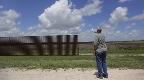 Una veintena de senadores demócratas piden suspender la construcción del muro con México
