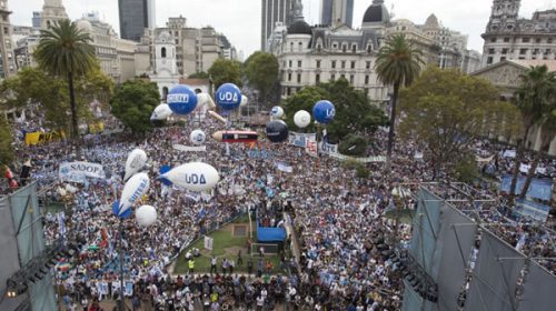 Masiva marcha docente reclamó al Gobierno por la paritaria nacional