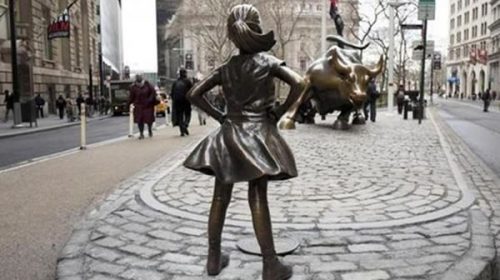 La estatua de la niña que se enfrenta al toro de Wall Street seguirá otro año