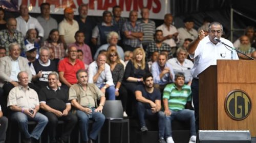 Masiva marcha cerró con triunvirato abucheado y debilitado por escándalo