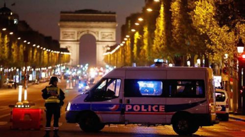 Un policía muerto y otros dos heridos en un tiroteo en París