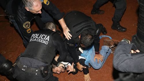 La Policía reprimió a docentes que intentaban instalar una Escuela Itinerante