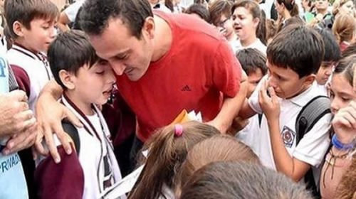Emotiva despedida de alumnos a un profesor despedido por adherirse al paro