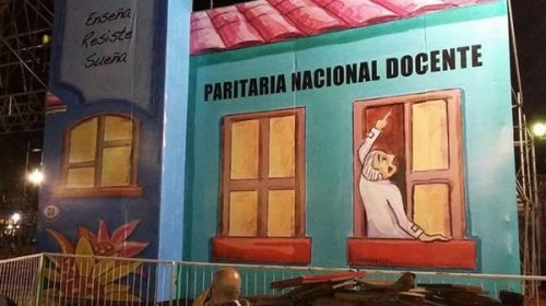 Los maestros instalaron la Escuela Pública Itinerante frente al Congreso