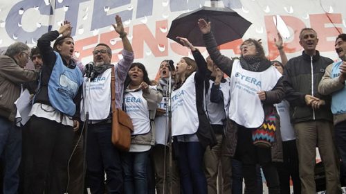 Docentes realizan hoy paro nacional contra la “represión” frente al Congreso Docentes realizan hoy paro nacional contra la “represión” frente al Congreso