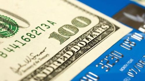 Mientras cae el consumo masivo, se venden bienes dolarizados