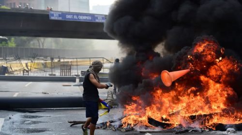 Dos muertos y varios heridos en nueva jornada de protestas opositoras en Venezuela