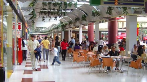 El índice de confianza del consumidor registró la primera suba en 15 meses