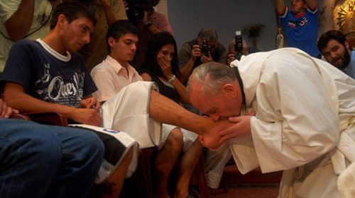 El Jueves Santo, Francisco lavará los pies de un grupo de presos