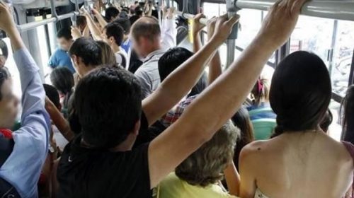 La polémica estrategia en Bogotá para combatir el acoso en el transporte público