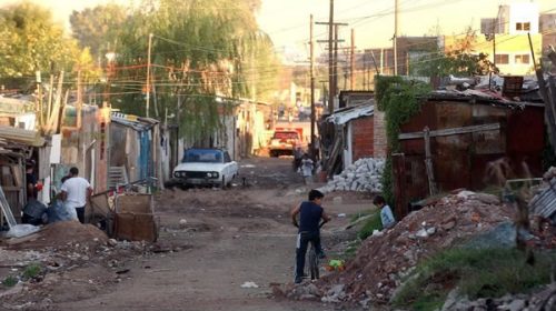 Más de 810.000 familias viven en las 4.100 villas y asentamientos de todo el país