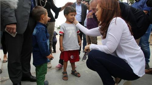 Cristina comenzó su gira por Europa con una visita a un centro de refugiados