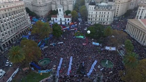 Una multitud repudió el 2×1 a represores en Plaza de Mayo