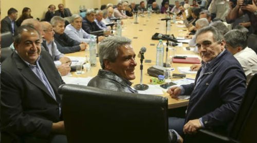 Por lo bajo, la CGT negocia con el Gobierno aplanar la suba del salario mínimo