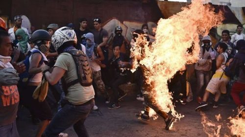 Venezuela: acusaron a la oposición de prender fuego a un chavista en una marcha