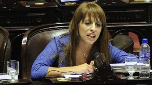 Victoria Donda denunció a Macri por la venta de fondos de jubilados