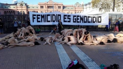 Mujeres protestaron desnudas contra los femicidios en Plaza de Mayo, Congreso y Tribunales