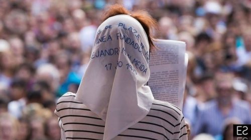 Una plaza llena de pañuelos