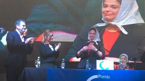 Dilma, reconocida en La Plata, recibió el pañuelo blanco por parte de Asociación Madres