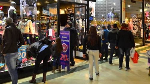 Continúa sin reaccionar el consumo: las ventas minoristas cayeron casi 4%