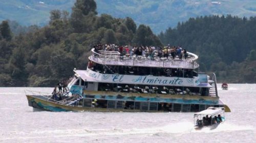 Al menos 10 muertos y 10 desaparecidos al naufragar un barco turístico en Colombia