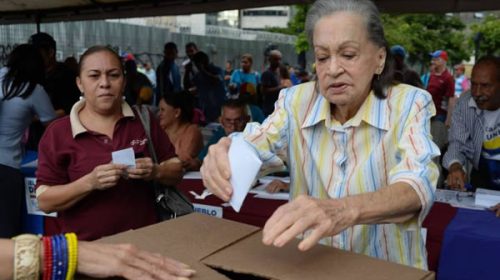 La oposición venezolana asegura que logró casi 7,2 millones de votos en la consulta contra Maduro