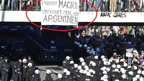 G20: a Macri le colgaron una bandera con la leyenda “No vendas Argentina”