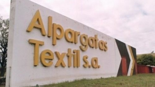 Alpargatas vendió una planta en Catamarca y adelanta vacaciones a operarios en Tucumán